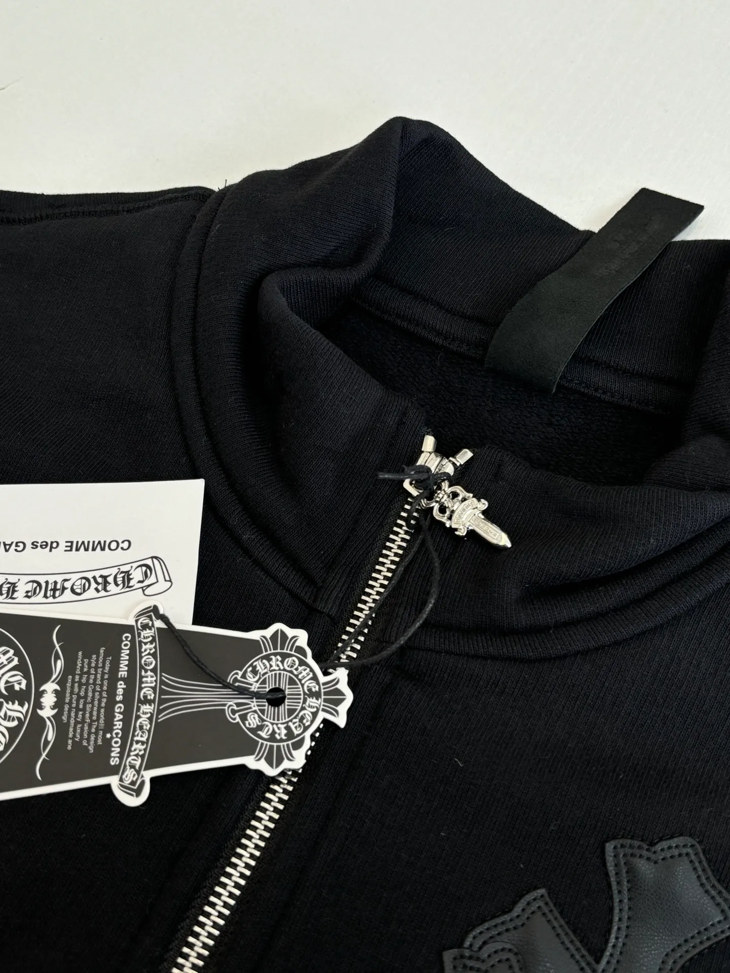 P406 Chrome Heart*/Chrome Heart FW25 leather cross half-zip sweatshirt Made of high-weight pure cotton terry fabric, pre-shrunk to ensure wearing stability, three-dimensional leather cross label, half-zip collar with dagger-shaped zipper puller, combined with curved hem tailoring and kangaroo pocket Size: S/M/L/XL